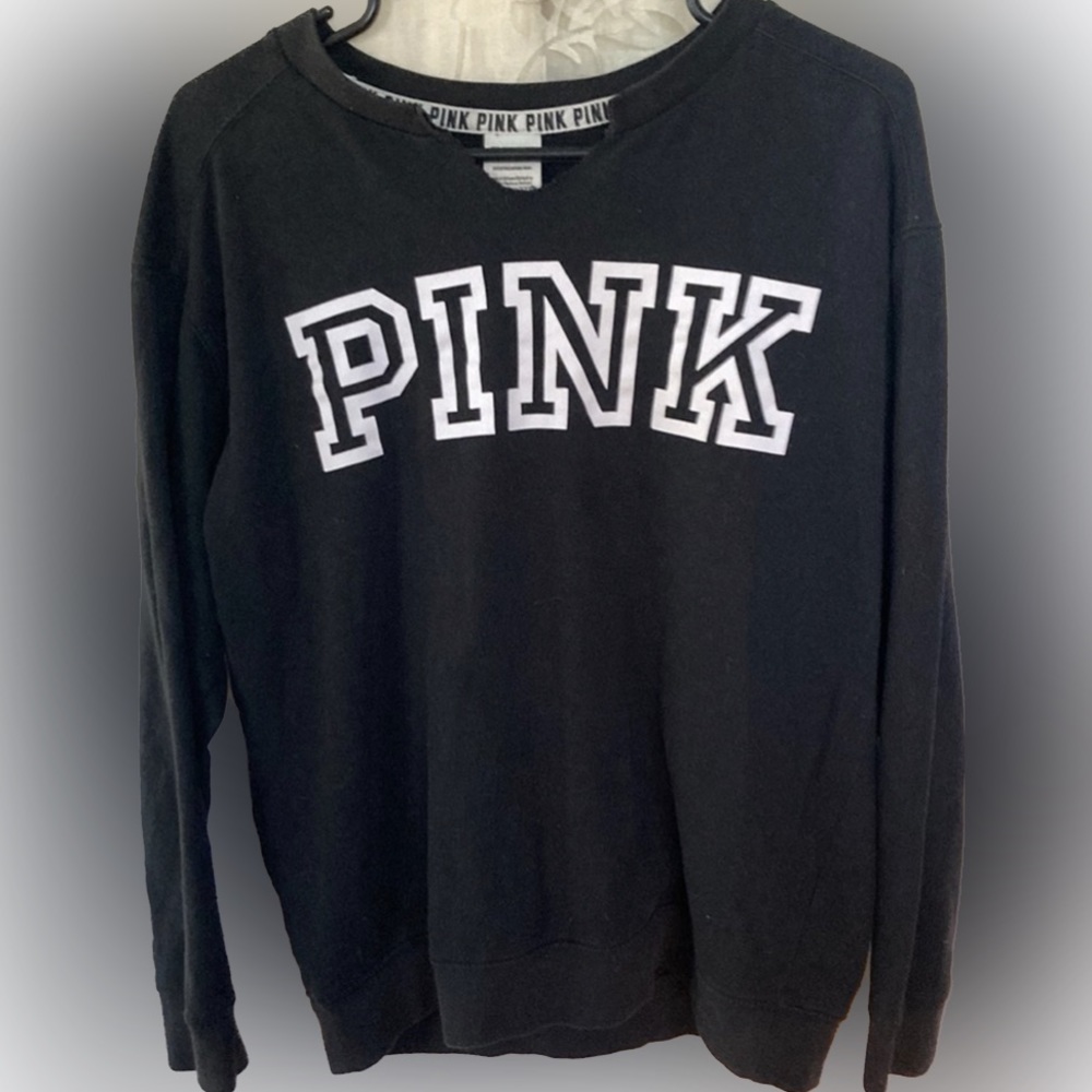 5/20$❤️‍🔥PINK💫VICTORIA’S SECRET Black V- Neck Sweater